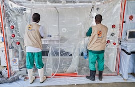Trabajadores de la salud en un centro de tratamiento del ébola en la localidad de Rwampara, en la provincia de Ituri, República Democrática del Congo.
