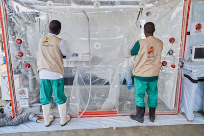 Trabajadores de la salud en un centro de tratamiento del ébola en la localidad de Rwampara, en la provincia de Ituri, República Democrática del Congo.
