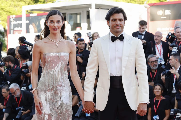 La modelo británica Rebecca Donaldson y el piloto español Carlos Sainz Jr. arribaron muy elegantes a la ceremonia de inauguración del Festival Internacional de Cine de Venecia. (EFE/EPA/FABIO FRUSTACI)
