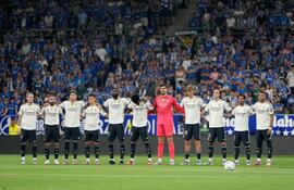 Jugadores del Real Madrid posan antes del partido de la liga española de fútbol entre el Real Oviedo y el Real Madrid C.F. en el estadio Carlos Tartiere, en Oviedo.