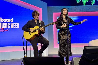 La artista italiana Laura Pausini acompañada de su esposo, el guitarrista Paolo Carta, canta durante el segundo día de la Semana de la Música Latina de Billboard. 
