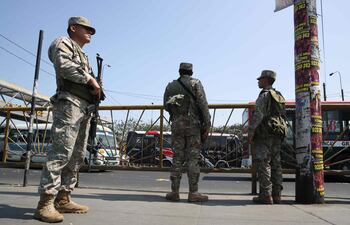 Militares patrullan en Lima, Perú