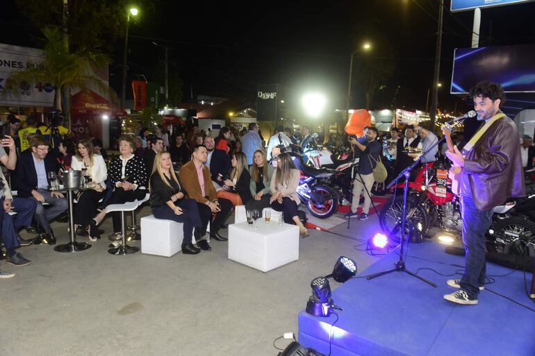 Una emocionante presentación musical cautivó a los invitados.