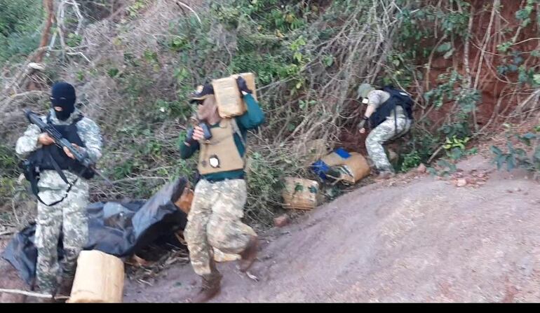 Personal de la Prefectura Naval de Canindeyú procedió a la incautación de 154 kilogramos de marihuana prensada a orillas del río Paraná, en zona del Puerto Marangatú, a 70 km de la ciudad de Salto del Guairá.