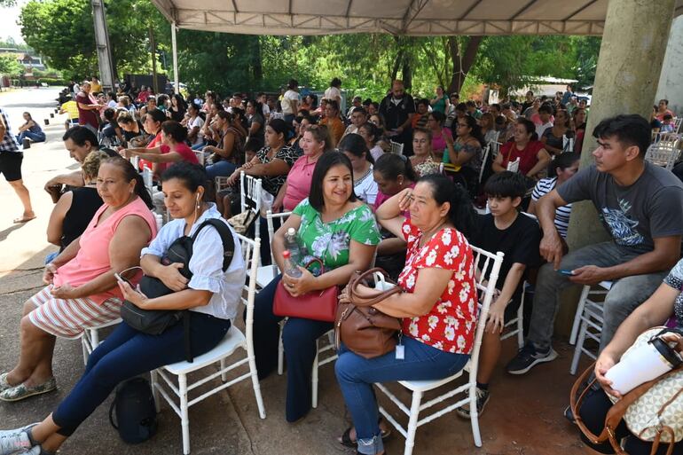 Padres aguardan a sus hijos mientras ellos rinden para acceder a las becas, en el campus de la UNA.