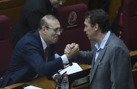 Juan Carlos "Nano" Galaverna saluda a su colega acusado Erico Galeano.