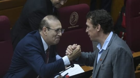 Juan Carlos "Nano" Galaverna saluda a su colega acusado Erico Galeano.
