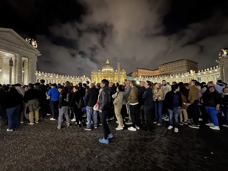 La fila formada por miles de personas que acuden a la basílica de San Pedro para dar el último adiós al papa Francisco ha superado la medianoche en Roma, en el primero de los tres días de exposición del féretro antes del funeral del sábado. EFE/Daniel Cáceres
