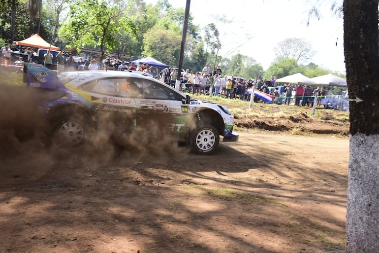 Los pilotos y equipos del Rally del Paraguay 2026 en las pruebas libes oficiales en un tramo de 5,6 kilómetros en la ciudad de Carmen del Paraná, Departamento de Itapúa, Paraguay.