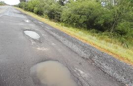 Enormes baches con agua de lluvia sobre la ruta PY19, en el sector del desvío de Villa Oliva.