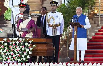 El primer ministro de la India, Narendra Modi (d) y la presidenta de la India, Droupadi Murmu (1ra. de la izq), en Nueva Delhi.