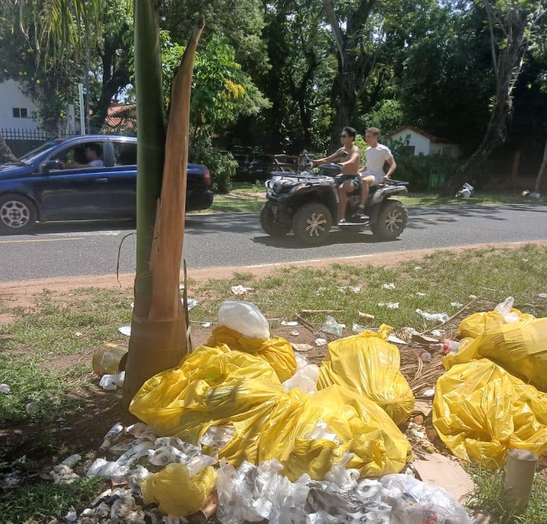 San Bernardino: basura en cada esquina y silencio municipal