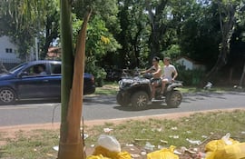 Así se ve la avenida Luis F. Vacha, a unos 200 metros de la ciclovía: bolsas de basura dan la “bienvenida” a los turistas.