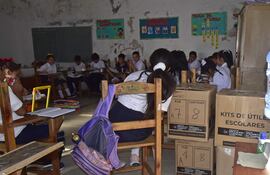 Estudiantes dan clases entre cajas de los kits escolares, que se guardarán hasta el 4 de marzo por decisión del MEC.