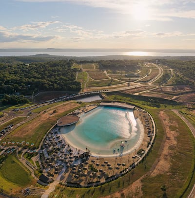 Aquabrava inaugura la primera laguna cristalina con olas artificiales del Paraguay, marcando un hito en el sector inmobiliario nacional.