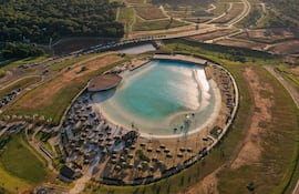 Aquabrava inaugura la primera laguna cristalina con olas artificiales del Paraguay, marcando un hito en el sector inmobiliario nacional.
