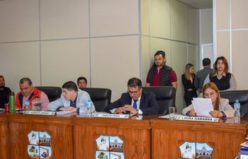 Varios concejales incidentaron la sesión tratando de levantarla, pero siete concejales continuaron la sesión.