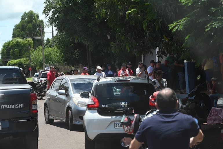 Los hinchas adquieren las entradas para el partido 2 de Mayo vs. Olimpia por la segunda fecha del torneo Apertura 2026 de la Primera División de Paraguay en las boleterías del estadio Río Parapiti, en Pedro Juan Caballero, Paraguay.