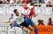 El zaguero de Paraguay, Carlos Gamarra intenta abortar el avance del delantero de Alemania, Miroslav Klose, en el duelo por los octavos de final del Mundial Corea-Japón 2002.