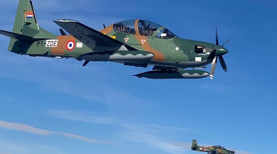 Se observan a dos de los seis aviones Super Tucano, adquiridos de Embraer del Brasil a un costo total que supera US$ 101 millones, solventados por Itaipú. (Foto de archivo).