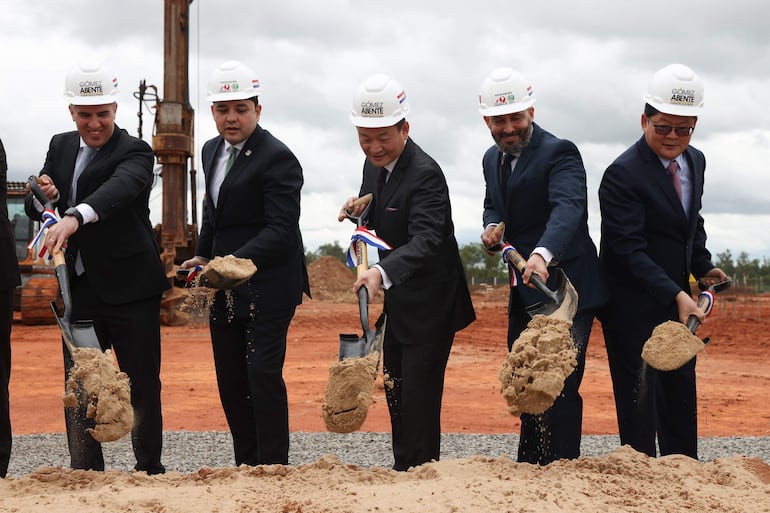 Octubre,2025. El titular del Mitic, Gustavo Villate (primero izq) durante el acto del inicio de la construcción de la nueva sede de la Universidad Politécnica Taiwán - Paraguay en Asunción.