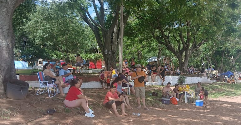 Familias y jóvenes llenan la Playa Rotonda de San Bernardino