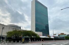 La gente camina por una Primera Avenida vacía cerca de la sede de las Naciones Unidas en Nueva York el 9 de septiembre de 2020.