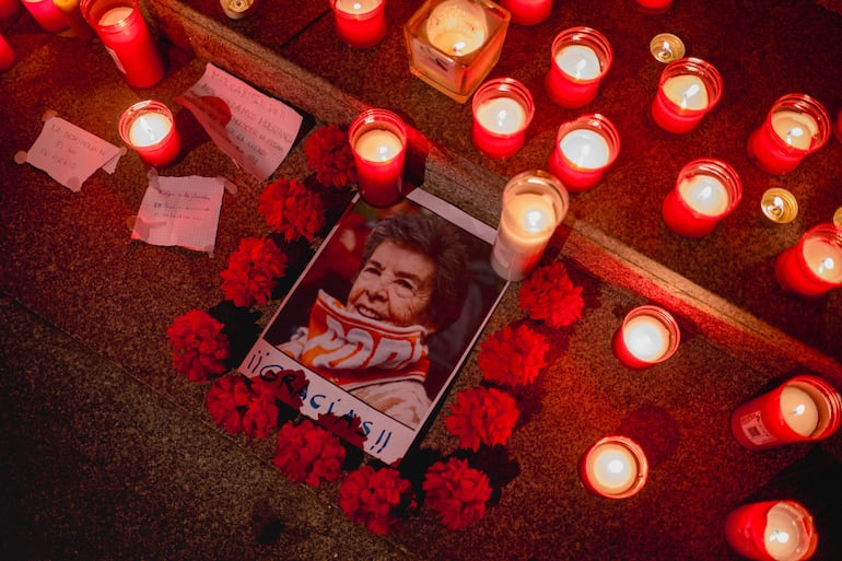 Velas en la Plaza de la Encarnación, en Sevilla, en recuerdo de Maricarmen, la mujer de 87 años cuyo desahucio el pasado 23 de septiembre en Madrid encendió las protestas en favor del derecho a una vivienda digna en España, que ha fallecido.