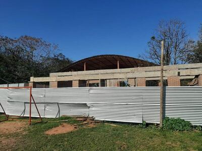 Docentes y padres de la escuela básica Nº 3.412 María Auxiliadora, de Capiibary, reclaman la terminación del pabellón con dos aulas.