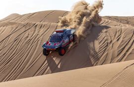 Postales del “Empty Quarter” con Carlos Sainz y Lucas Cruz como protagonistas.