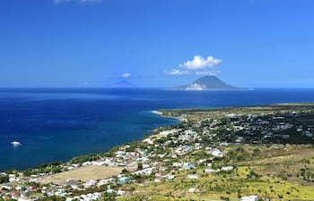 San Eustaquio y Saba vistas desde la fortaleza de Brimstone.