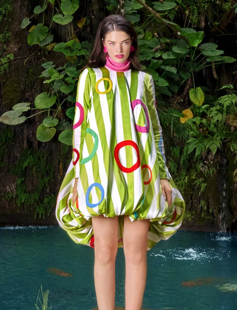 La paraguaya Nadia Ferreira luce deslumbrante, como siempre, en la edición digital de Elle Eslovenia. (Instagram/Ágatha Ruiz de la Prada)