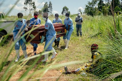 Miembros de la Cruz Roja congoleña trasladan el ataúd de una supuesta víctima de ébola para su entierro en la localidad de Bunia.