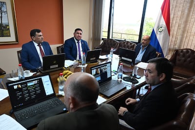 El exministro de Justicia Édgar Olmedo y el actual Daniel Benítez (ambos traje azul) en el Senado.