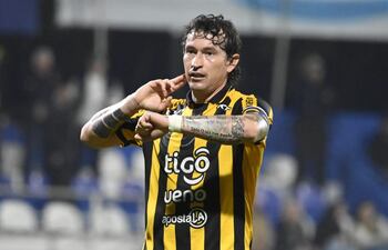 Fernando Fernández, futbolista de Guaraní, celebra un gol en el partido frente a 2 de Mayo de Pedro Juan Caballero por la primera fecha del torneo Clausura 2025 de la Primera División de Paraguay en el estadio Luis Salinas, en Itauguá.