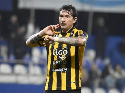 Fernando Fernández, futbolista de Guaraní, celebra un gol en el partido frente a 2 de Mayo de Pedro Juan Caballero por la primera fecha del torneo Clausura 2025 de la Primera División de Paraguay en el estadio Luis Salinas, en Itauguá.
