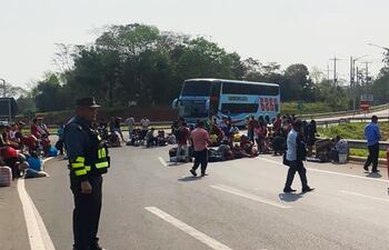 Nativos cerraron la Ruta Py 02, en dos sectores de Coronel Oviedo.