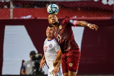 Salomón Rondón (d) de Venezuela disputa el balón con Gary Medel de Chile hoy, en un partido de las Eliminatorias Sudamericanas para la Copa Mundial de Fútbol 2026 entre Venezuela y  Chile en el estadio Monumental de Maturín en Maturín (Venezuela).