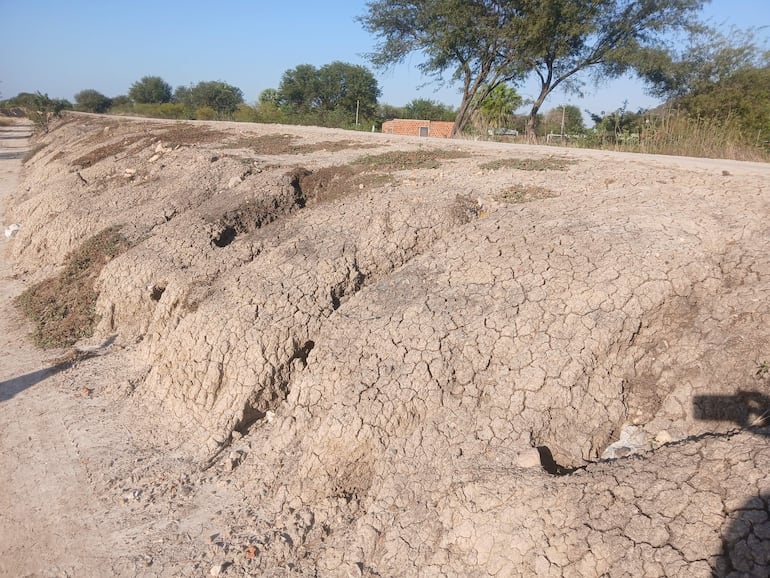 El muro de tierra necesita se reparada en Fuerte Olimpo