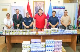 Autoridades departamentales y de salud durante la presentación de estadísticas y entrega de medicamentos.