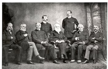 Miembros de la junta directiva de la Asociación Histórica Estadounidense en el momento de su constitución por el Congreso de los Estados Unidos, fotografiados durante su reunión anual el 30 de diciembre de 1889 en Washington, D. C. Sentados (de izquierda a derecha): William Poole, Justin Winsor, Charles Kendall Adams (Presidente), George Bancroft, John Jay y Andrew Dickson White. De pie (de izquierda a derecha): Herbert B. Adams y Clarence Winthrop Bowen.