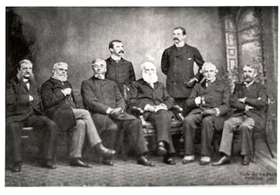 Miembros de la junta directiva de la Asociación Histórica Estadounidense en el momento de su constitución por el Congreso de los Estados Unidos, fotografiados durante su reunión anual el 30 de diciembre de 1889 en Washington, D. C. Sentados (de izquierda a derecha): William Poole, Justin Winsor, Charles Kendall Adams (Presidente), George Bancroft, John Jay y Andrew Dickson White. De pie (de izquierda a derecha): Herbert B. Adams y Clarence Winthrop Bowen.