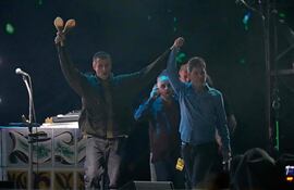 Liam Gallagher (izq.), vocalista principal, y Noel Gallagher (der.), cantante y guitarrista de la banda británica de rock Oasis.