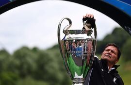 Un hombre limpia el trofeo de la UEFA Champions League durante el Festival de Campeones de la UEFA en el Parque Olímpico de Múnich, Alemania.