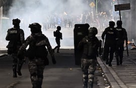 Manifestantes se enfrentan a la policía antidisturbios durante una protesta contra el presidente Rodrigo Paz en La Paz, el 25 de mayo de 2026.