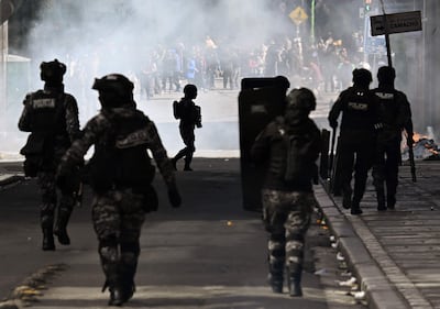 Manifestantes se enfrentan a la policía antidisturbios durante una protesta contra el presidente Rodrigo Paz en La Paz, el 25 de mayo de 2026.