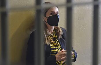 La ex fiscala de San Lorenzo, Ana Girala, aguardaba en el retén del Palacio de Justicia la realización de su audiencie preliminar.