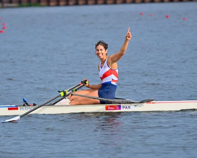 La remera paraguaya Nicole Martínez celebra la conquista de la medalla de oro en el remo individual de los Juegos Odesur 2026 en la Laguna Setúbal de la Costanera Este, en Santa Fe, Argentina.