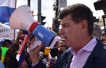 Efraín Alegre en una manifestación. (Foto AFP)