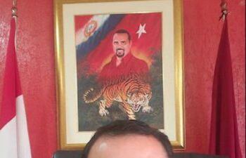 César el "tigre" Ramírez y su cuadro de él mismo. (fuente Twitter).